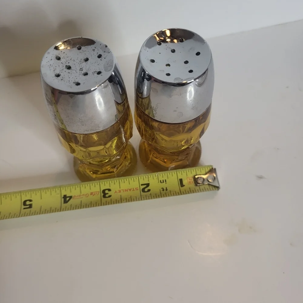 Vintage s & p shakers